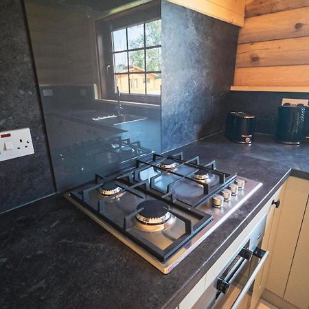 Aspen Lodge, Amazing New Log Cabin With Hot Tub - Sleeps 6 - Felmoor Park Morpeth Ruang foto
