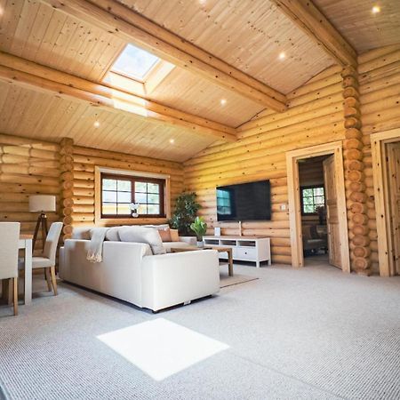 Aspen Lodge, Amazing New Log Cabin With Hot Tub - Sleeps 6 - Felmoor Park Morpeth Ruang foto