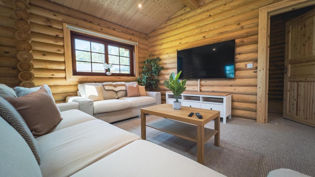 Aspen Lodge, Amazing New Log Cabin With Hot Tub - Sleeps 6 - Felmoor Park Morpeth Bagian luar foto