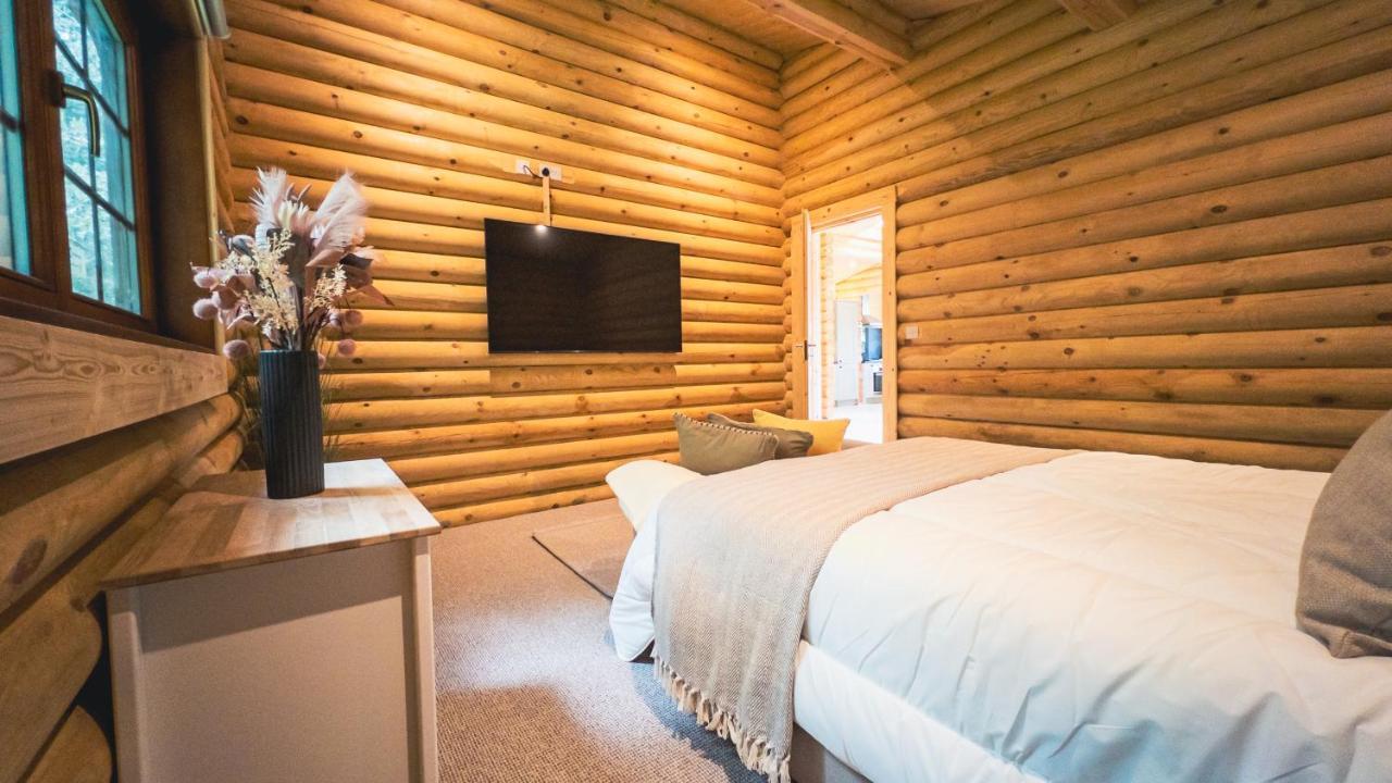 Aspen Lodge, Amazing New Log Cabin With Hot Tub - Sleeps 6 - Felmoor Park Morpeth Bagian luar foto