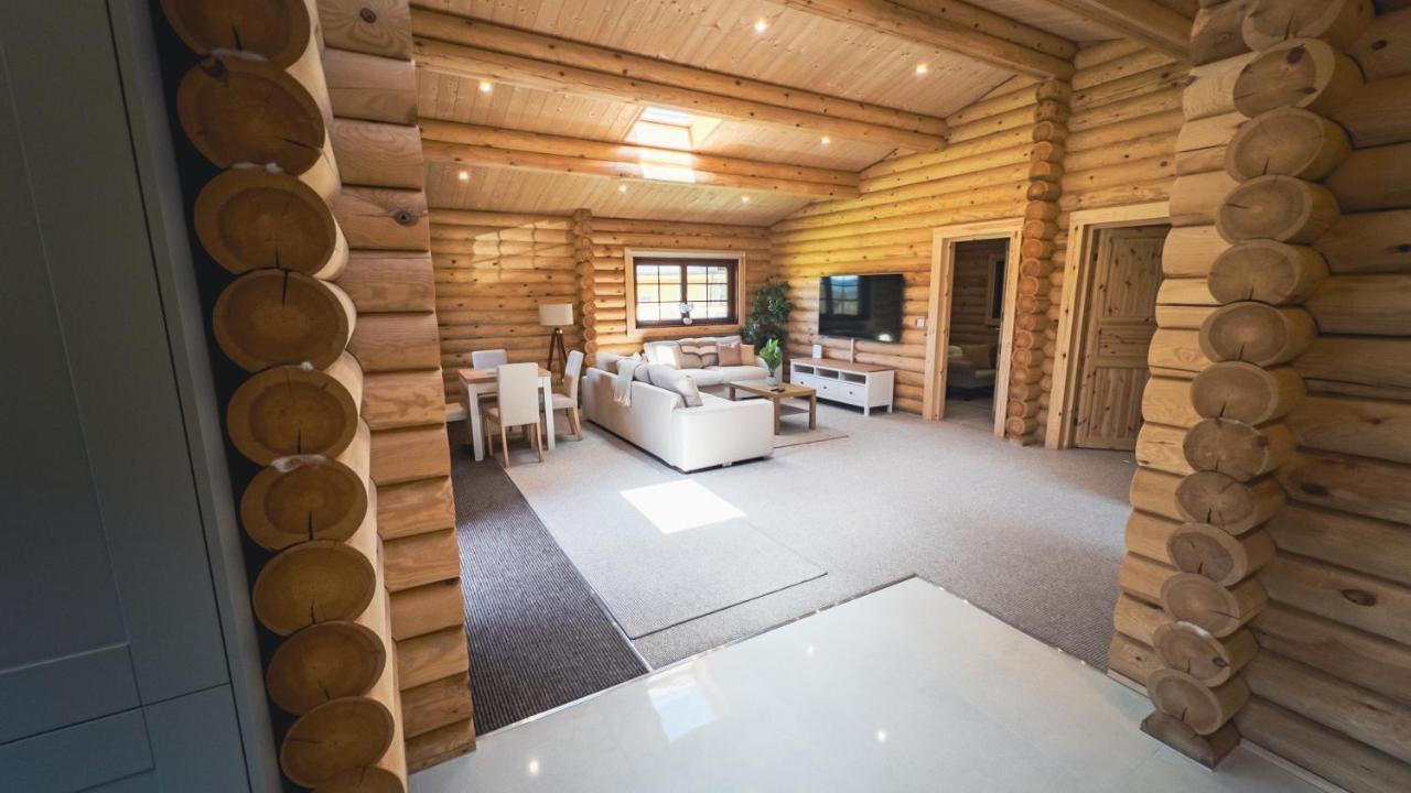 Aspen Lodge, Amazing New Log Cabin With Hot Tub - Sleeps 6 - Felmoor Park Morpeth Bagian luar foto