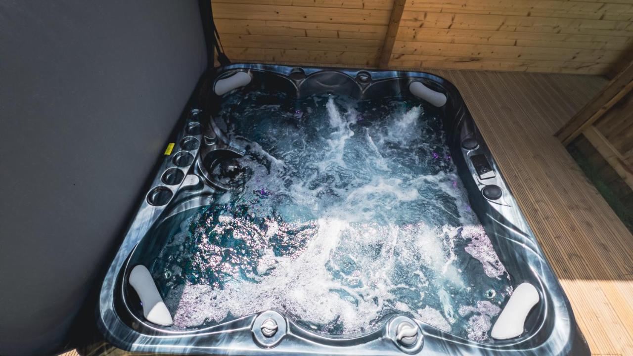 Aspen Lodge, Amazing New Log Cabin With Hot Tub - Sleeps 6 - Felmoor Park Morpeth Bagian luar foto