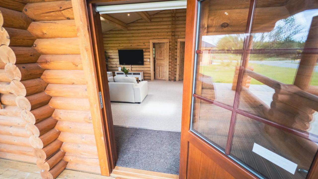 Aspen Lodge, Amazing New Log Cabin With Hot Tub - Sleeps 6 - Felmoor Park Morpeth Bagian luar foto