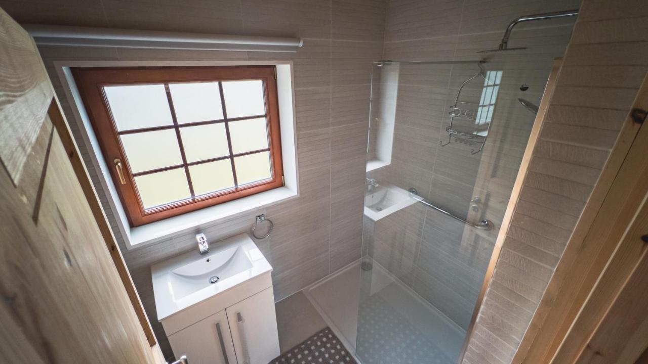 Aspen Lodge, Amazing New Log Cabin With Hot Tub - Sleeps 6 - Felmoor Park Morpeth Bagian luar foto